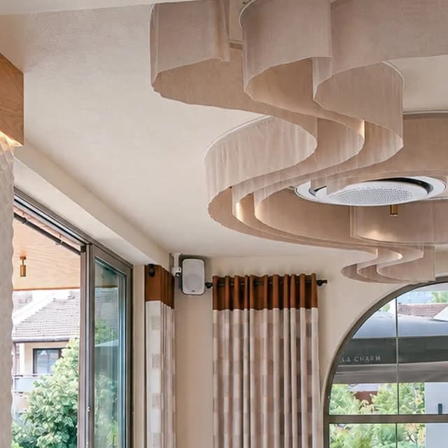 Modern detaylar, sıcak dokular ve gün ışığı